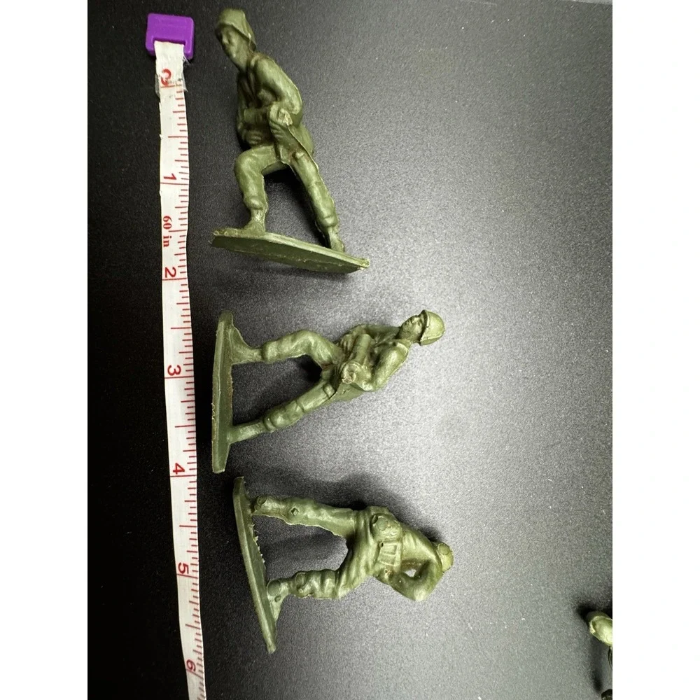 Vintage Green Plastic Army‎ Men - Set Of 12 Men And 1 Gurney 1950-60s